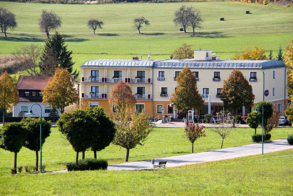 Simon - Hotel & Cafe Bad Tatzmannsdorf Buitenkant foto